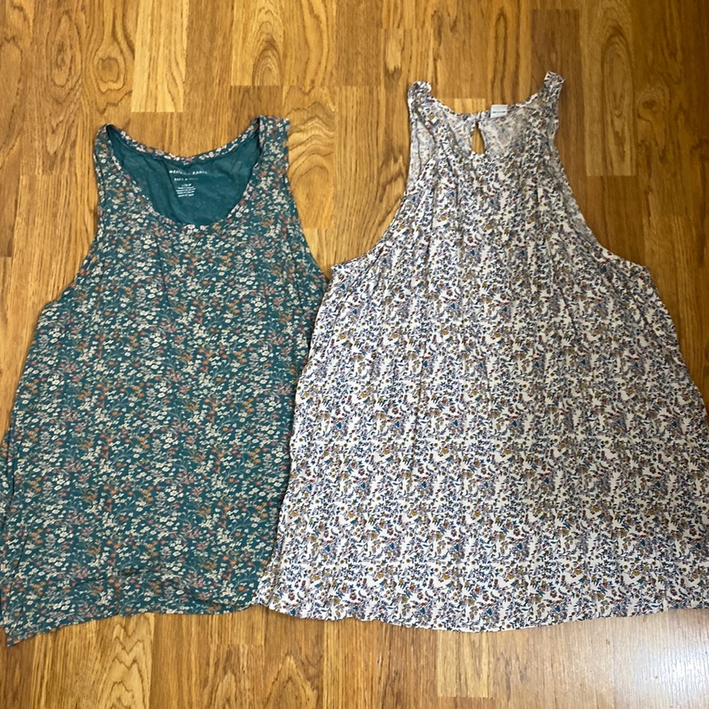 2 women’s tanks tops